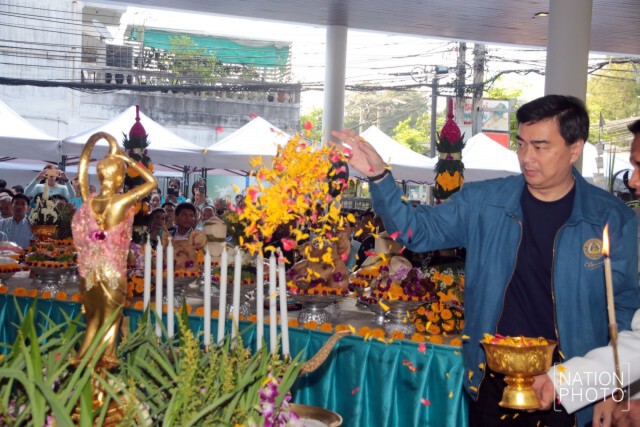 สมาชิกพรรค-กปปส. แห่ร่วมงานก้าว สู่ 70 ปี “ปชป.”   
ไร้เงา “สุเทพ-สุขุมพันธุ์”