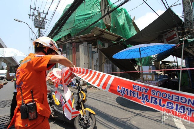 ระทึก! อาคารอยู่ระหว่าง"รื้อถอน" ย่านบางจาก "ทรุดตัว" เจ็บ 2