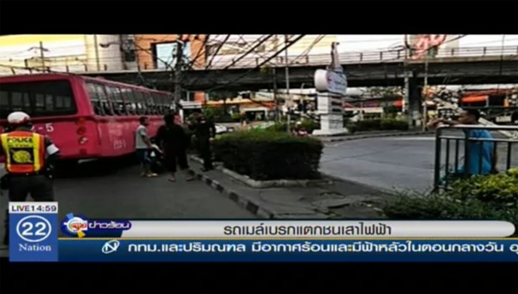 รถเมล์เบรกแตก ชนเสาไฟฟ้า รถเมล์เบรกแตก ชนเสาไฟฟ้า
