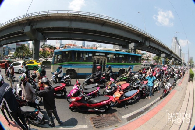 ภาพชุด...ทหารเบรก!  กลุ่มปลดแอกชาวสองล้อ รวมตัวค้าน"ห้ามขึ้นสะพานข้ามแยก -ลงอุโมงค์"