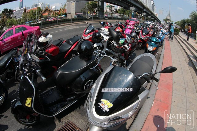 ภาพชุด...ทหารเบรก!  กลุ่มปลดแอกชาวสองล้อ รวมตัวค้าน"ห้ามขึ้นสะพานข้ามแยก -ลงอุโมงค์"