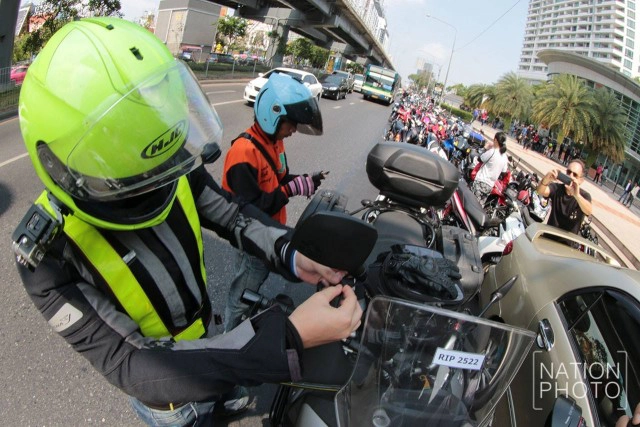 ภาพชุด...ทหารเบรก!  กลุ่มปลดแอกชาวสองล้อ รวมตัวค้าน"ห้ามขึ้นสะพานข้ามแยก -ลงอุโมงค์"