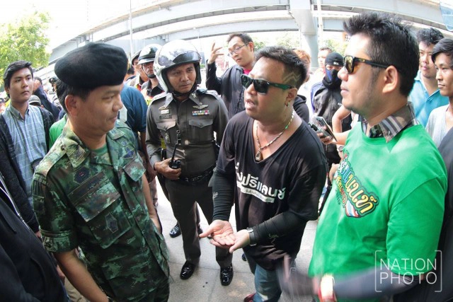 ภาพชุด...ทหารเบรก!  กลุ่มปลดแอกชาวสองล้อ รวมตัวค้าน"ห้ามขึ้นสะพานข้ามแยก -ลงอุโมงค์"