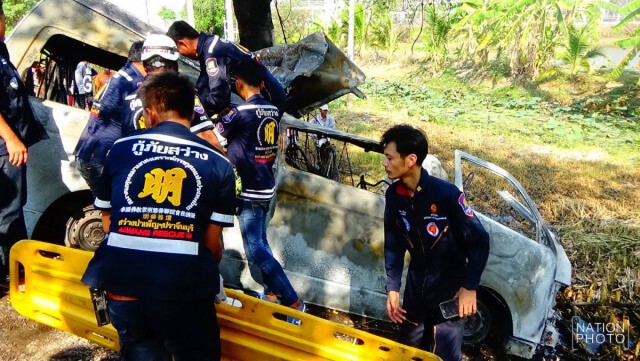 รถตู้หลับใน ชนต้นไม้ไฟลุกท่วม คลอกผู้โดยสารตาย 4 สาหัส 6