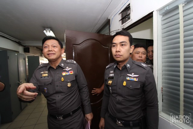 “สารวัตร”ยิงหมามอบตัว เจอแจ้ง 3 ข้อหา 
รับปกป้องเมีย ถูกหมา 20 ตัว รุมกัด