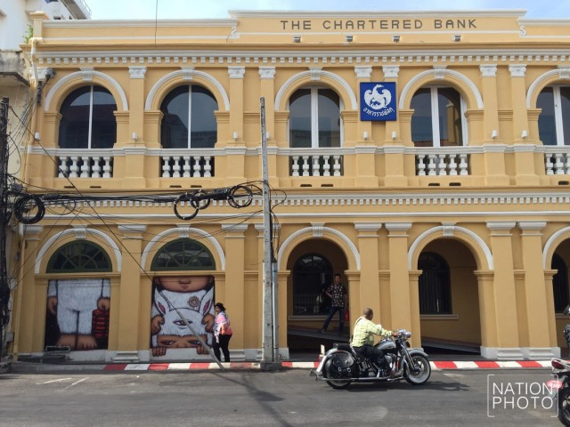 วิจารณ์หนักภาพ"เด็กน้อยสามตาหน้าบึ้ง"บนผนังธนาคารในภูเก็ต