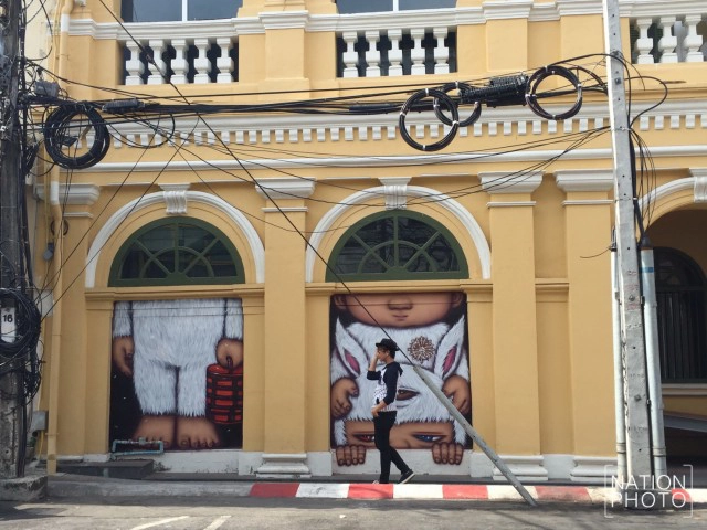 วิจารณ์หนักภาพ"เด็กน้อยสามตาหน้าบึ้ง"บนผนังธนาคารในภูเก็ต