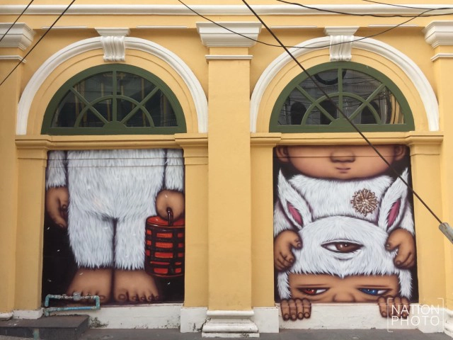 วิจารณ์หนักภาพ"เด็กน้อยสามตาหน้าบึ้ง"บนผนังธนาคารในภูเก็ต