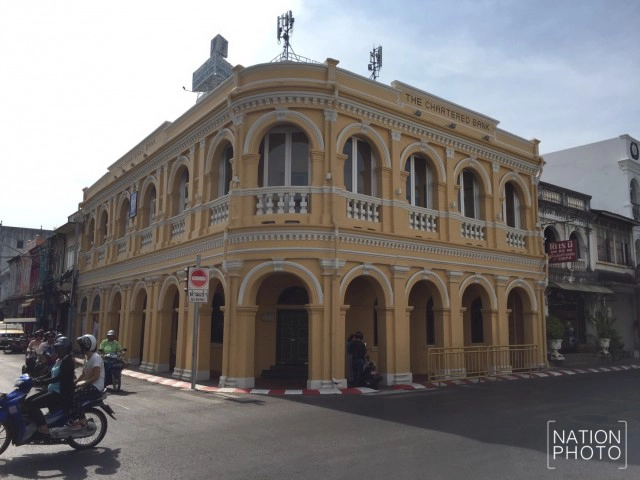 วิจารณ์หนักภาพ"เด็กน้อยสามตาหน้าบึ้ง"บนผนังธนาคารในภูเก็ต