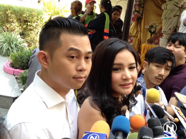 "กระแต" จดทะเบียนสมรสที่บางรัก เผยตื่นเต้นรอเจอหน้าลูก