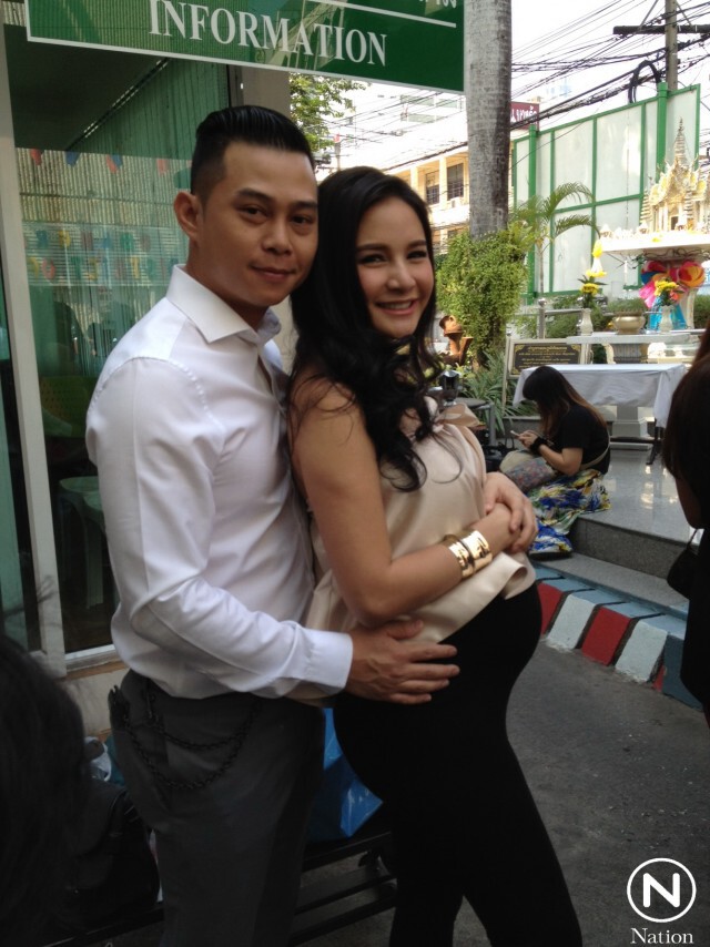 "กระแต" จดทะเบียนสมรสที่บางรัก เผยตื่นเต้นรอเจอหน้าลูก