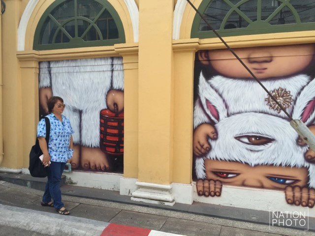 วิจารณ์หนักภาพ"เด็กน้อยสามตาหน้าบึ้ง"บนผนังธนาคารในภูเก็ต