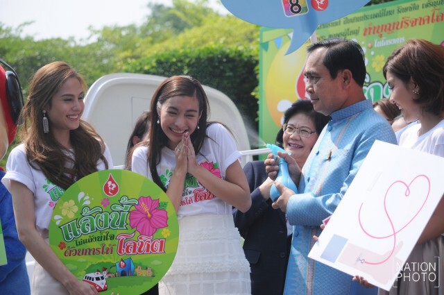 "บิ๊กตู่" อารมณ์ดี ฉีดน้ำ ใส่สื่อ-ดารา ระบุ ไม่มีฝ่ายไม่มีพวกอีกต่อไป
