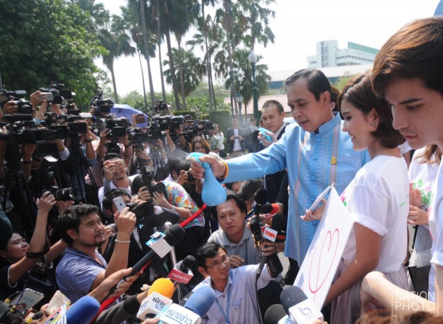 "บิ๊กตู่" อารมณ์ดี ฉีดน้ำ ใส่สื่อ-ดารา ระบุ ไม่มีฝ่ายไม่มีพวกอีกต่อไป