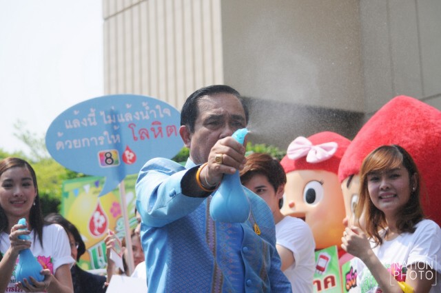 "บิ๊กตู่" อารมณ์ดี ฉีดน้ำ ใส่สื่อ-ดารา ระบุ ไม่มีฝ่ายไม่มีพวกอีกต่อไป