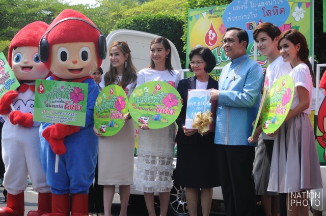 "บิ๊กตู่" อารมณ์ดี ฉีดน้ำ ใส่สื่อ-ดารา ระบุ ไม่มีฝ่ายไม่มีพวกอีกต่อไป