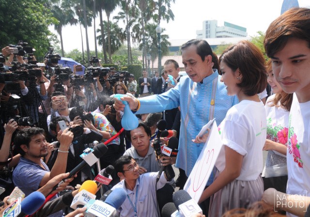 "บิ๊กตู่" อารมณ์ดี ฉีดน้ำ ใส่สื่อ-ดารา ระบุ ไม่มีฝ่ายไม่มีพวกอีกต่อไป