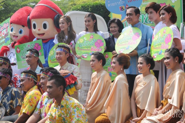 "บิ๊กตู่" อารมณ์ดี ฉีดน้ำ ใส่สื่อ-ดารา ระบุ ไม่มีฝ่ายไม่มีพวกอีกต่อไป