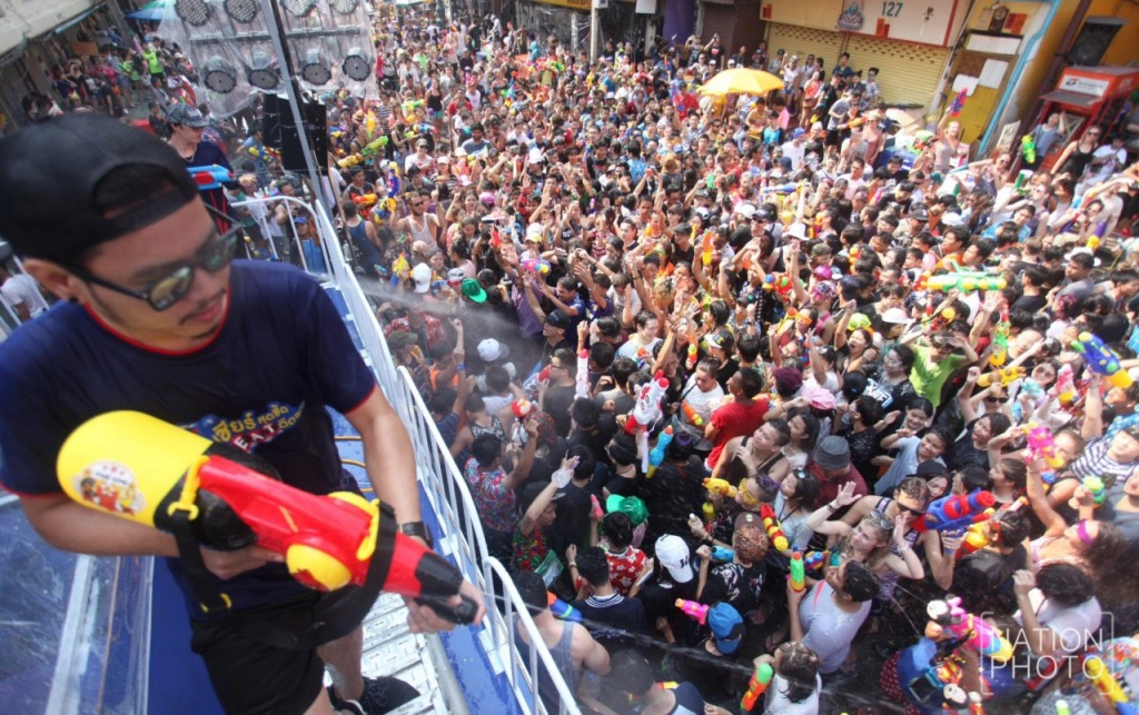 คึกคักเช่นเคย! เล่นน้ำสงกรานต์ ที่ถนนข้าวสาร คึกคักเช่นเคย! เล่นน้ำสงกรานต์ ที่ถนนข้าวสาร