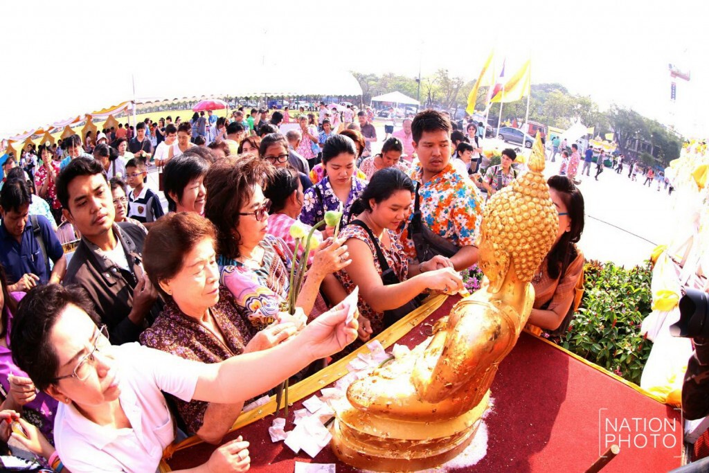 ประชาชนร่วมสรงน้ำพระพุทธสิหิงค์ ที่ท้องสนามหลวง