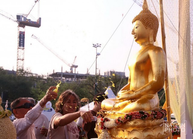 ประชาชนร่วมสรงน้ำพระพุทธสิหิงค์ ที่ท้องสนามหลวง