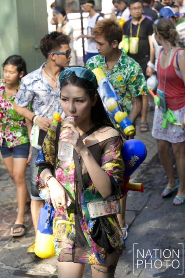 คนแห่เล่นน้ำที่ถ.สีลมแน่น!