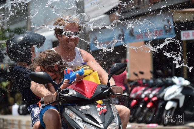 เกาะพะงัน เล่นน้ำสงกรานต์กันคึกคัก