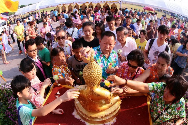 ประชาชนร่วมสรงน้ำพระพุทธสิหิงค์ ที่ท้องสนามหลวง