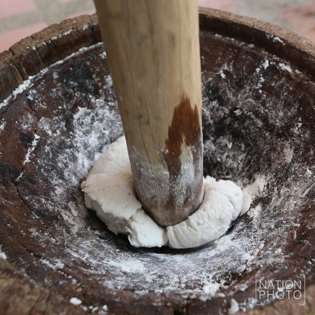 สืบสานการทำขนมจีนด้วยวิธีโบราณ