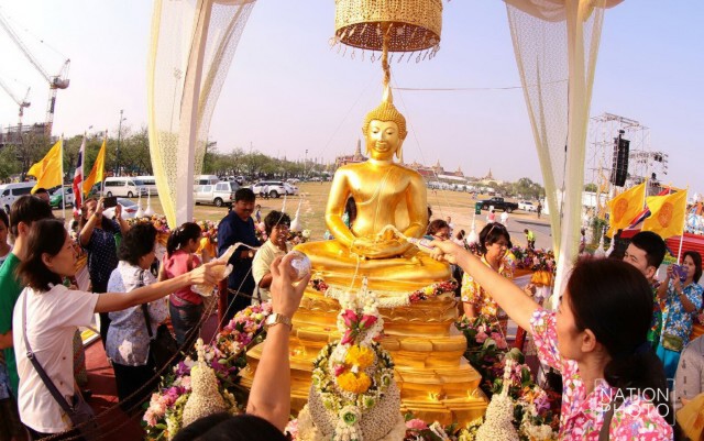 ประชาชนร่วมสรงน้ำพระพุทธสิหิงค์ ที่ท้องสนามหลวง