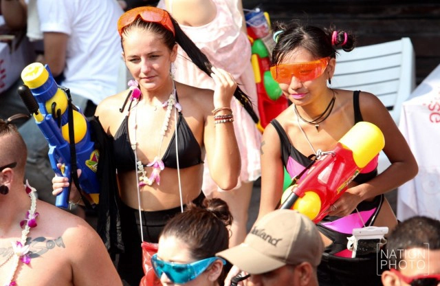 คึกคักเช่นเคย! เล่นน้ำสงกรานต์ ที่ถนนข้าวสาร