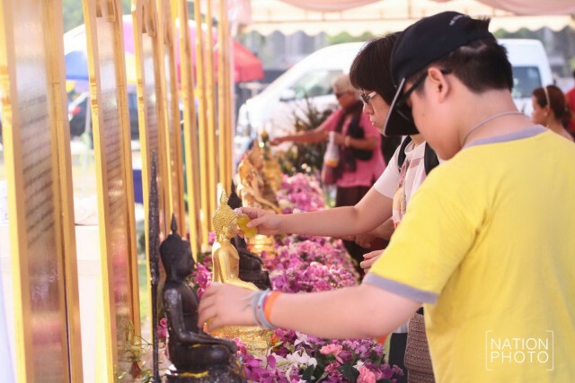 ประชาชนร่วมสรงน้ำพระพุทธสิหิงค์ ที่ท้องสนามหลวง