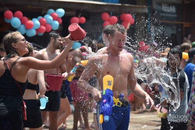 เกาะพะงัน เล่นน้ำสงกรานต์กันคึกคัก