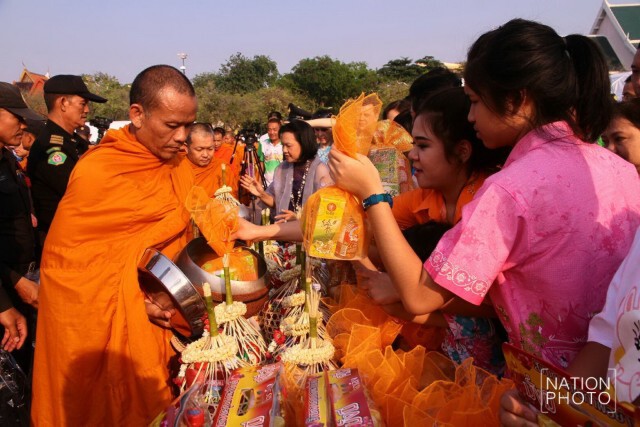 ประชาชนร่วมสรงน้ำพระพุทธสิหิงค์ ที่ท้องสนามหลวง
