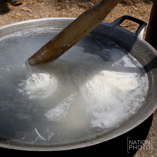 สืบสานการทำขนมจีนด้วยวิธีโบราณ