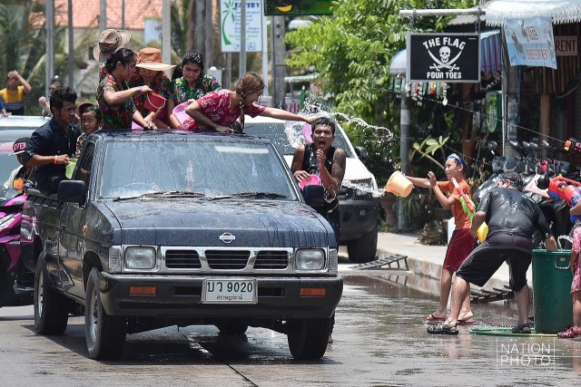 เกาะพะงัน เล่นน้ำสงกรานต์กันคึกคัก