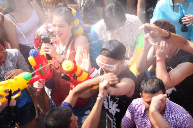 งดงานรื่นเริงสงกรานต์ ถ.ข้าวสาร เหตุอยู่ในช่วงถวายความอาลัย