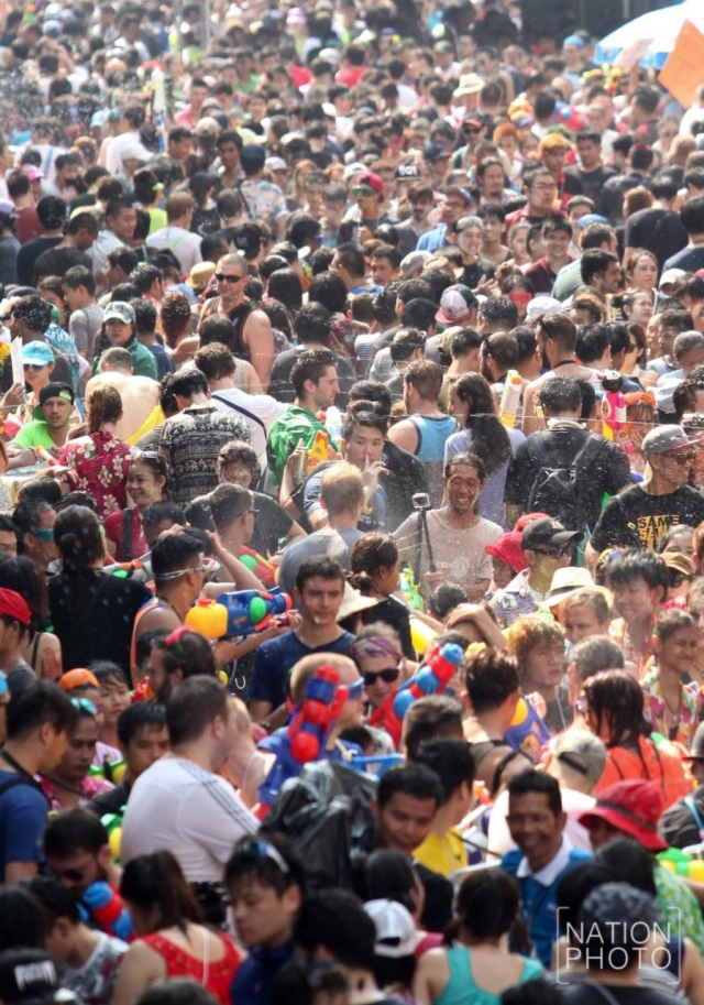 คึกคักเช่นเคย! เล่นน้ำสงกรานต์ ที่ถนนข้าวสาร