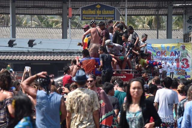 เกาะพะงัน เล่นน้ำสงกรานต์กันคึกคัก