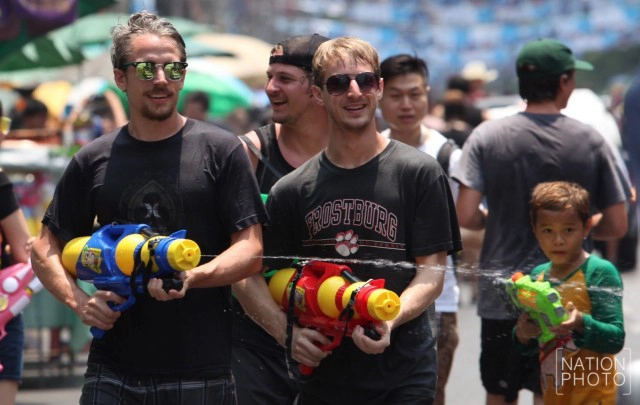 คึกคักเช่นเคย! เล่นน้ำสงกรานต์ ที่ถนนข้าวสาร