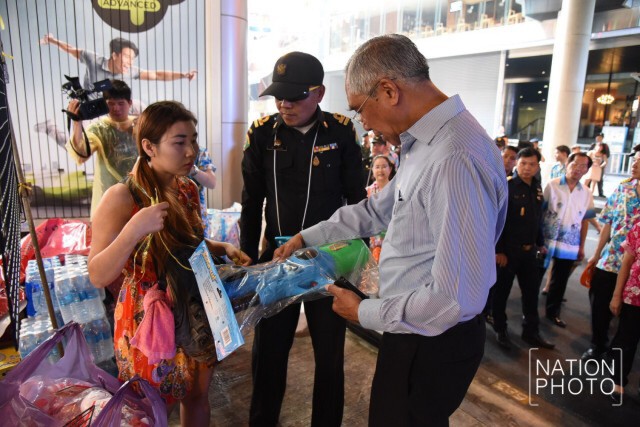 กทม.ตรวจความเรียบร้อยถนนสีลม หวั่นผู้ค้าแอบขายแอลกฮอล์-ปืนฉีดน้ำขนาดใหญ่