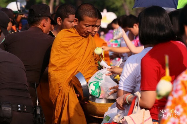 ประชาชนร่วมสรงน้ำพระพุทธสิหิงค์ ที่ท้องสนามหลวง