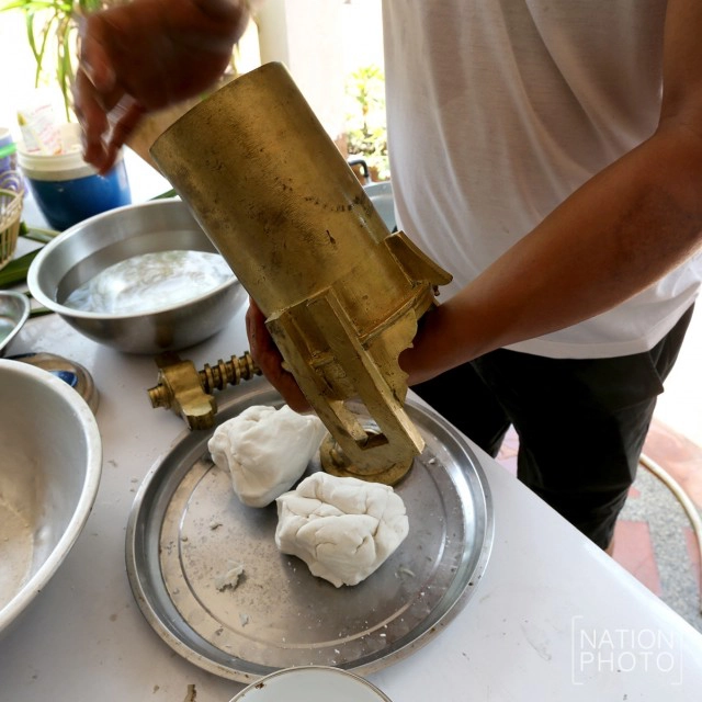 สืบสานการทำขนมจีนด้วยวิธีโบราณ