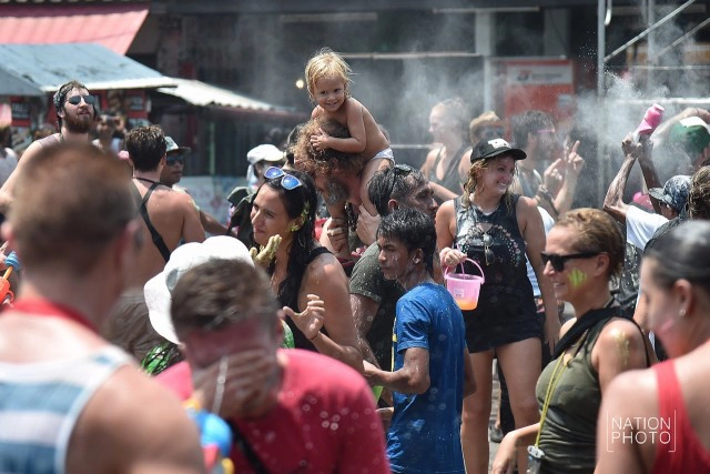 เกาะพะงัน เล่นน้ำสงกรานต์กันคึกคัก