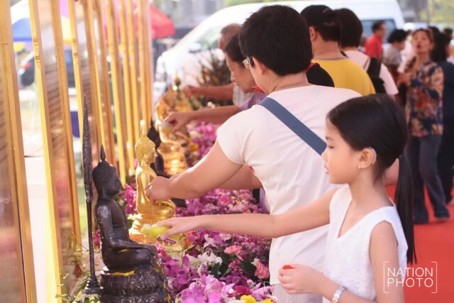 ประชาชนร่วมสรงน้ำพระพุทธสิหิงค์ ที่ท้องสนามหลวง