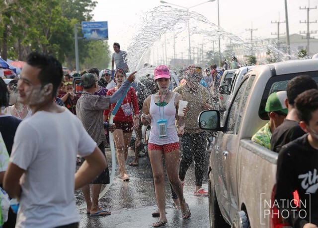 คึกคักไม่แพ้กัน! เล่นน้ำสงกรานต์ที่อยุธยา