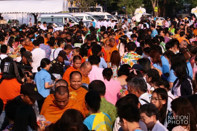 ประชาชนร่วมสรงน้ำพระพุทธสิหิงค์ ที่ท้องสนามหลวง