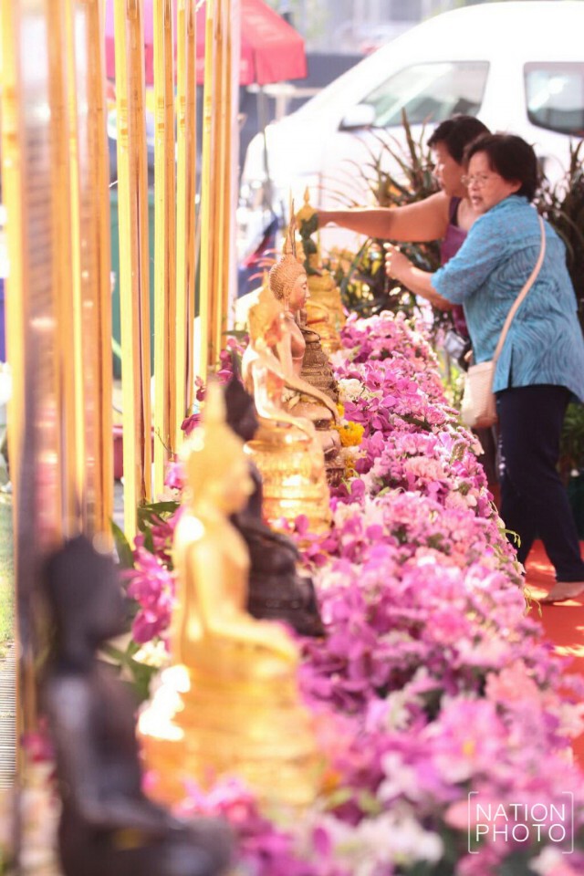 ประชาชนร่วมสรงน้ำพระพุทธสิหิงค์ ที่ท้องสนามหลวง