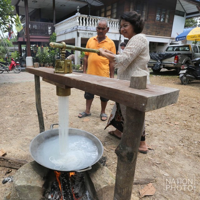 สืบสานการทำขนมจีนด้วยวิธีโบราณ
