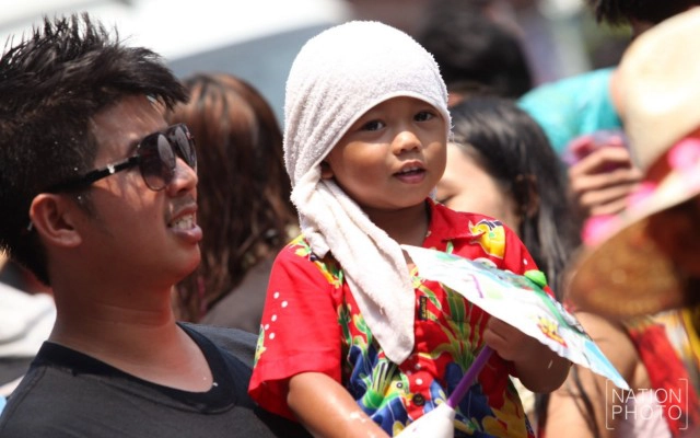 คึกคักเช่นเคย! เล่นน้ำสงกรานต์ ที่ถนนข้าวสาร